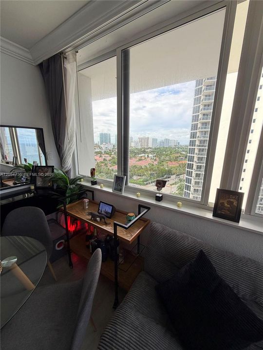 For Rent: $3,300 (0 beds, 1 baths, 370 Square Feet)