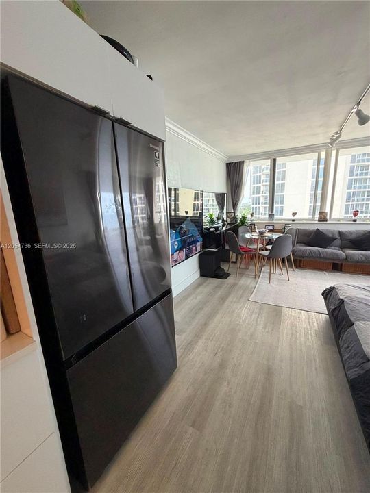 For Rent: $3,300 (0 beds, 1 baths, 370 Square Feet)