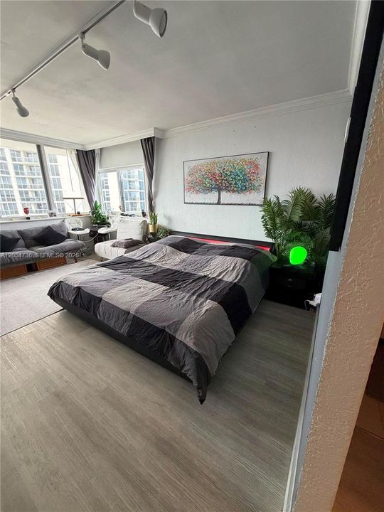 For Rent: $3,300 (0 beds, 1 baths, 370 Square Feet)