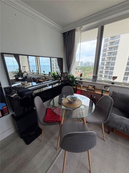 For Rent: $3,300 (0 beds, 1 baths, 370 Square Feet)