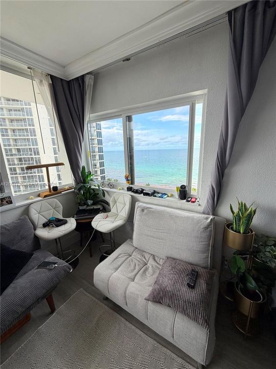 For Rent: $3,300 (0 beds, 1 baths, 370 Square Feet)