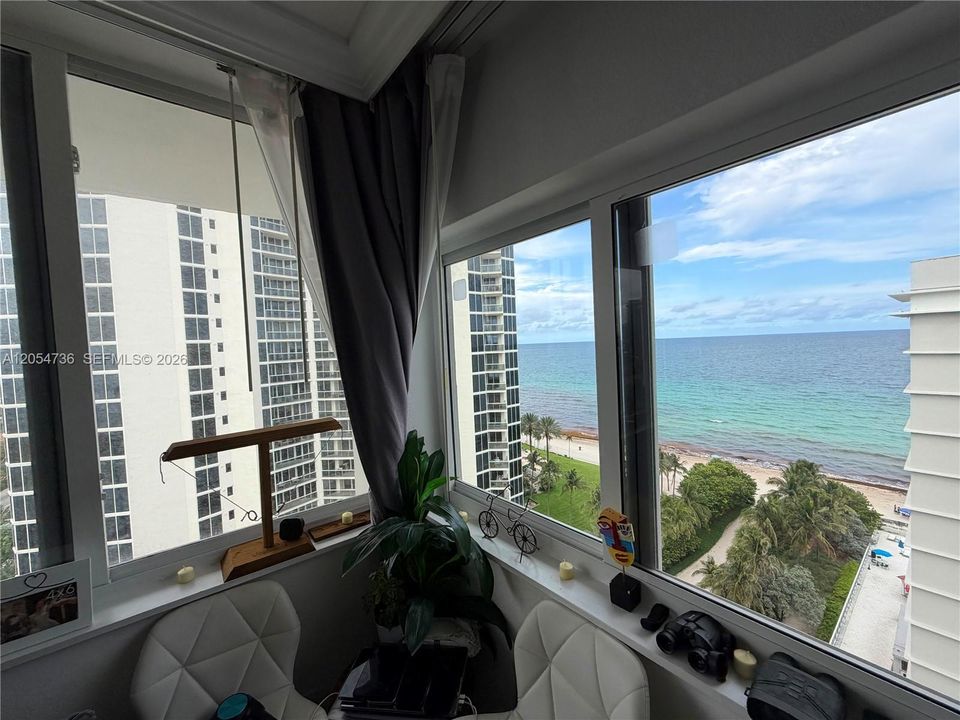 For Rent: $3,300 (0 beds, 1 baths, 370 Square Feet)