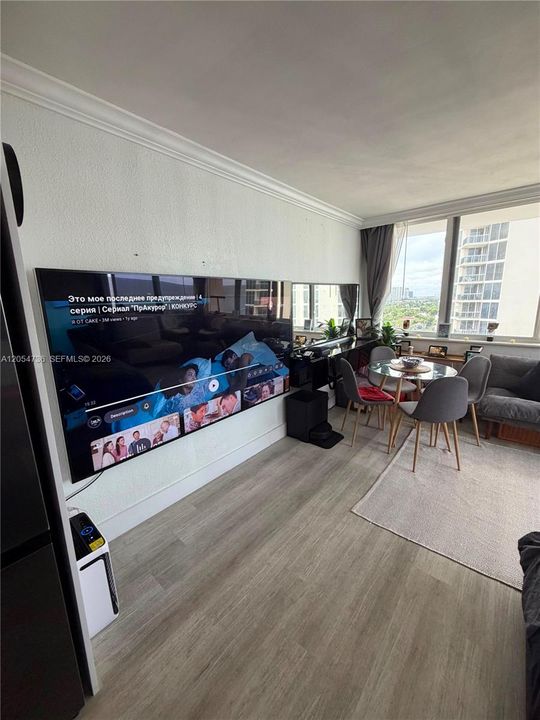 For Rent: $3,300 (0 beds, 1 baths, 370 Square Feet)