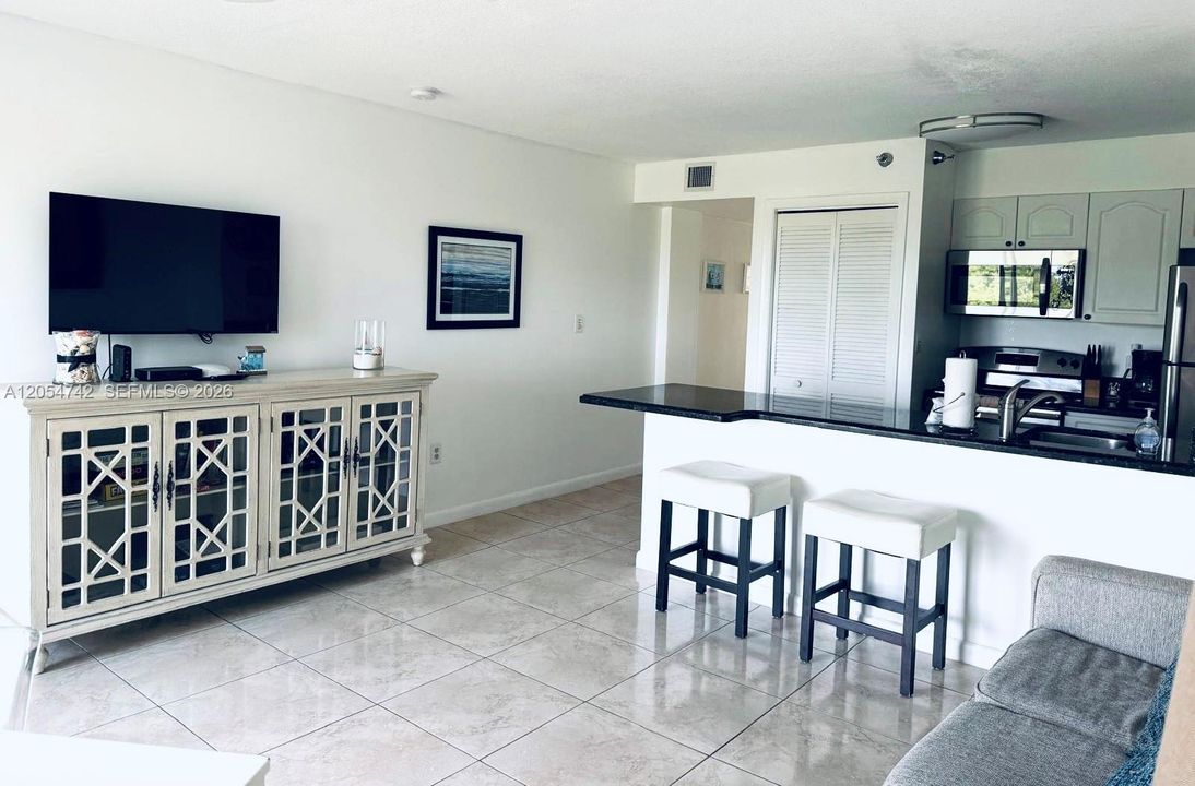 En Venta: $561,500 (2 camas, 2 baños, 826 Pies cuadrados)