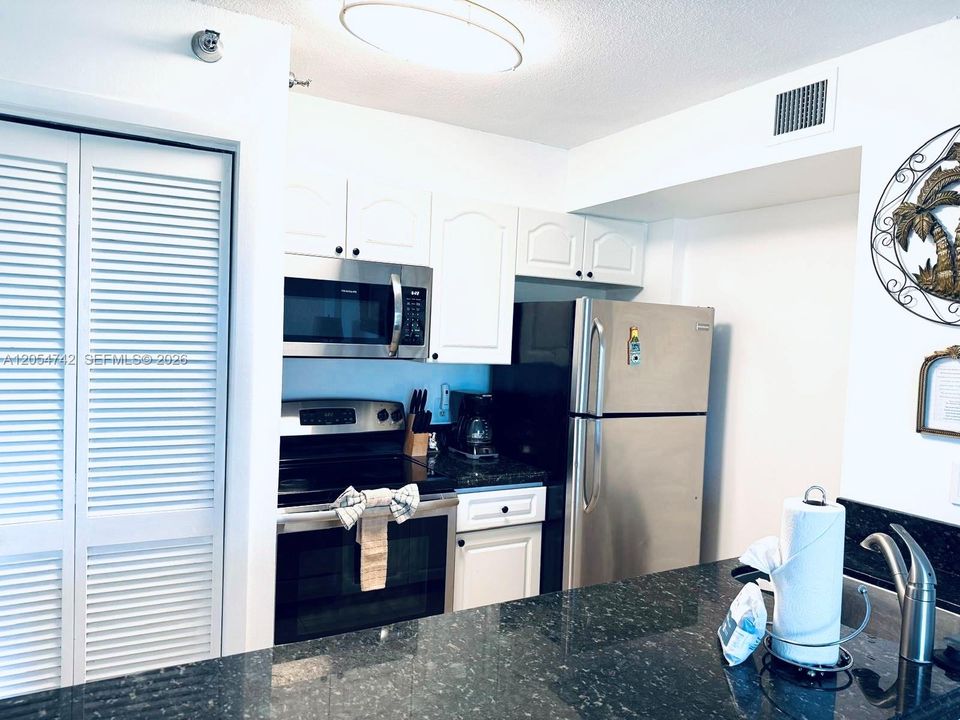En Venta: $561,500 (2 camas, 2 baños, 826 Pies cuadrados)