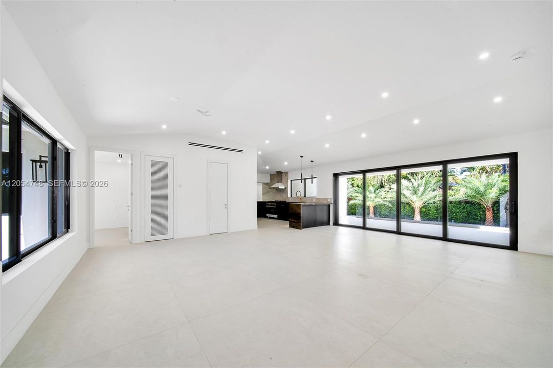 В аренду: $13,950 (4 спален, 3 ванн, 2251 Квадратных фут)