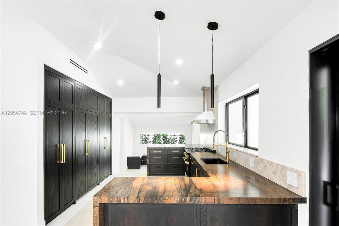В аренду: $13,950 (4 спален, 3 ванн, 2251 Квадратных фут)