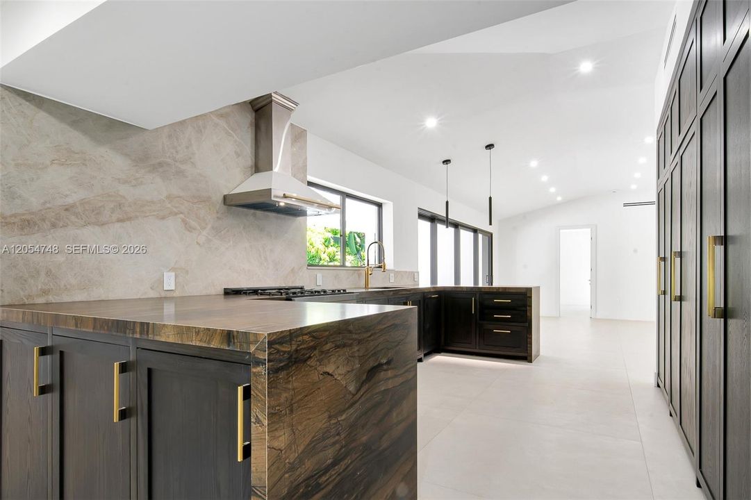 В аренду: $13,950 (4 спален, 3 ванн, 2251 Квадратных фут)
