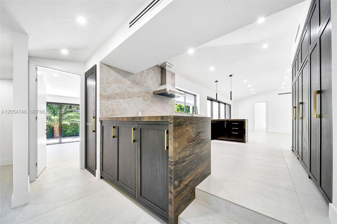 В аренду: $13,950 (4 спален, 3 ванн, 2251 Квадратных фут)