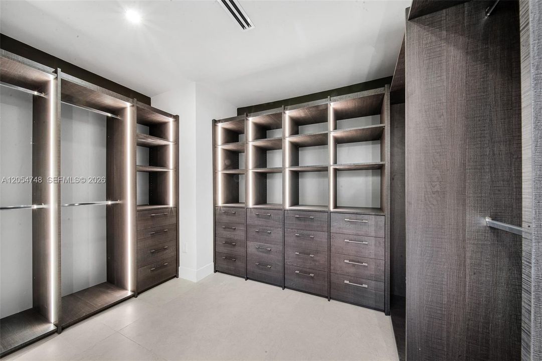 В аренду: $13,950 (4 спален, 3 ванн, 2251 Квадратных фут)