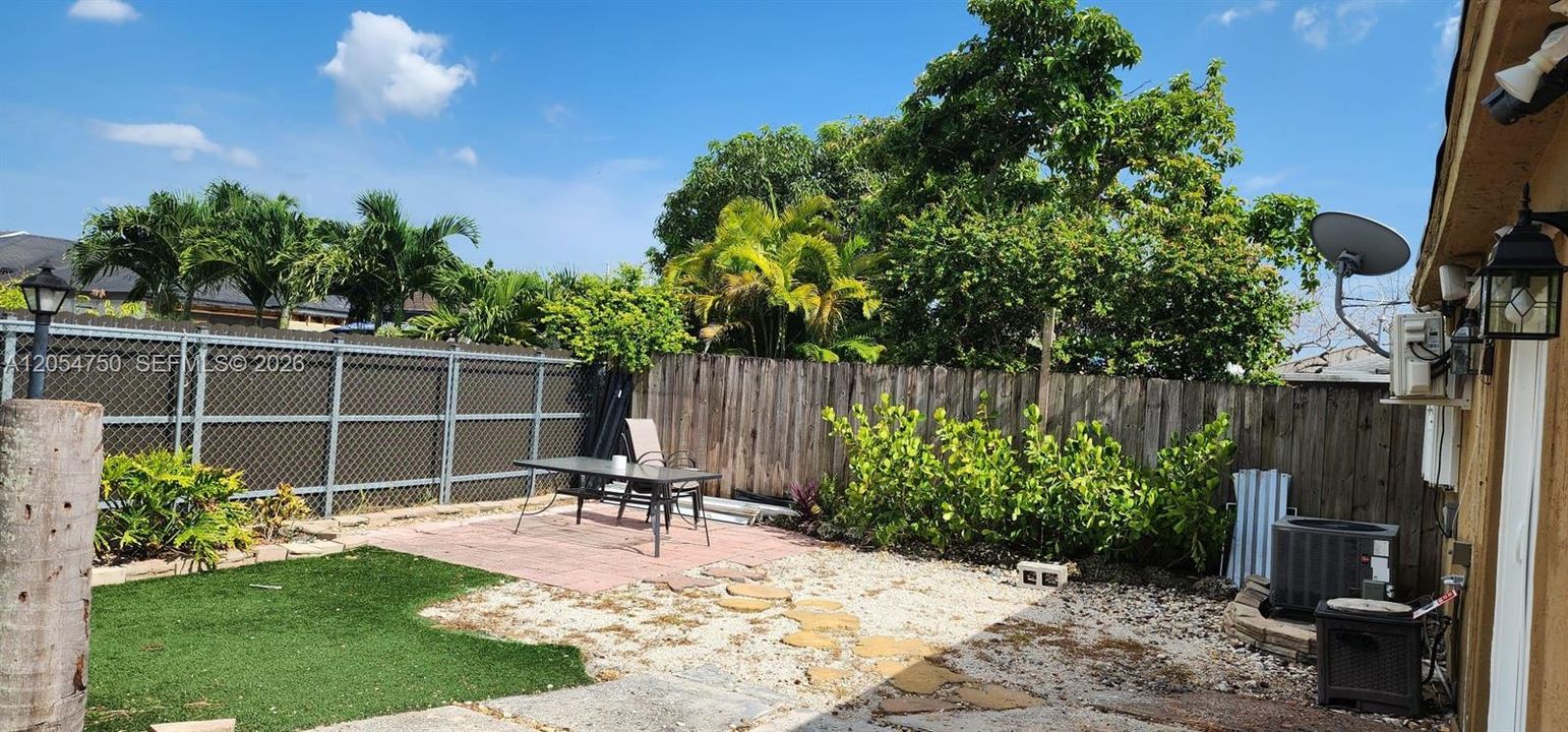 For Rent: $3,600 (5 beds, 3 baths, 1685 Square Feet)