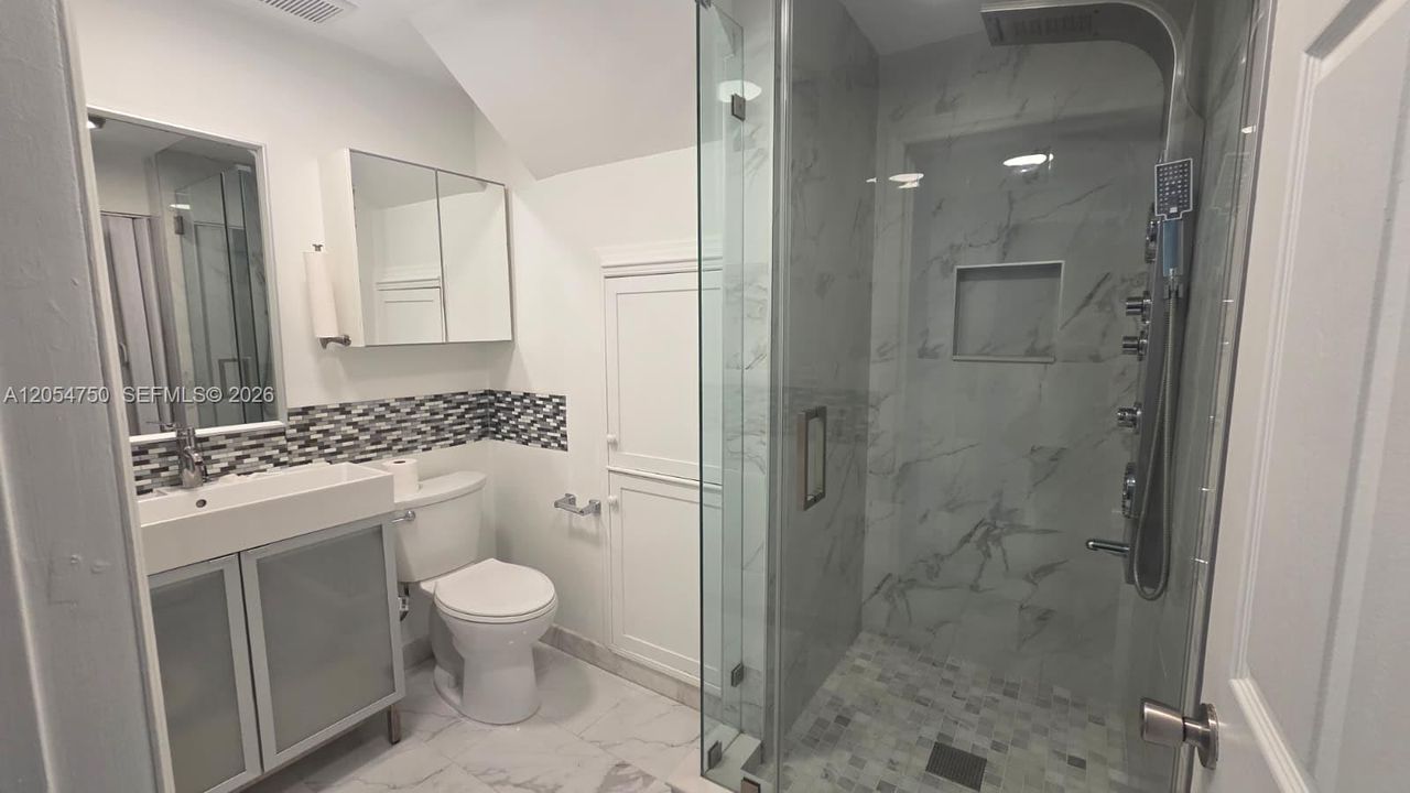 For Rent: $3,600 (5 beds, 3 baths, 1685 Square Feet)