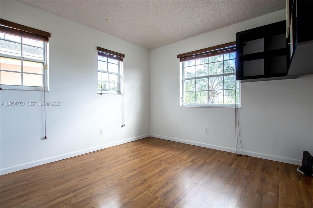 For Rent: $3,600 (5 beds, 3 baths, 1685 Square Feet)