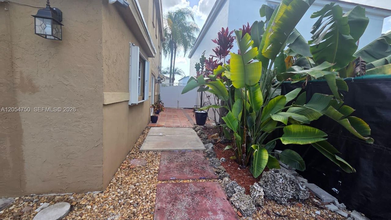 For Rent: $3,600 (5 beds, 3 baths, 1685 Square Feet)