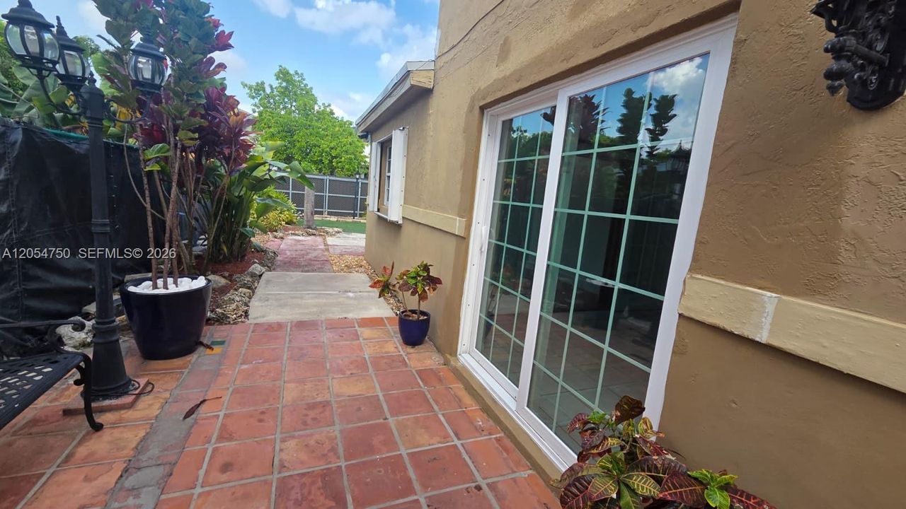 For Rent: $3,600 (5 beds, 3 baths, 1685 Square Feet)