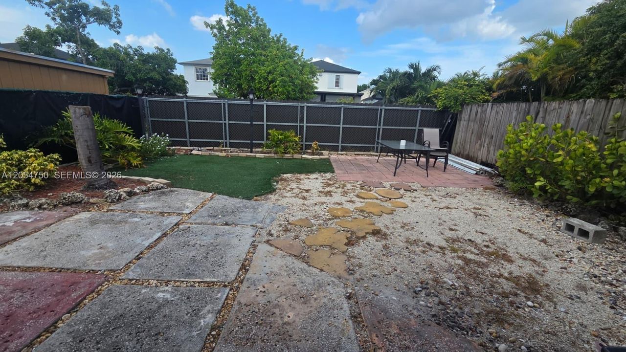 For Rent: $3,600 (5 beds, 3 baths, 1685 Square Feet)