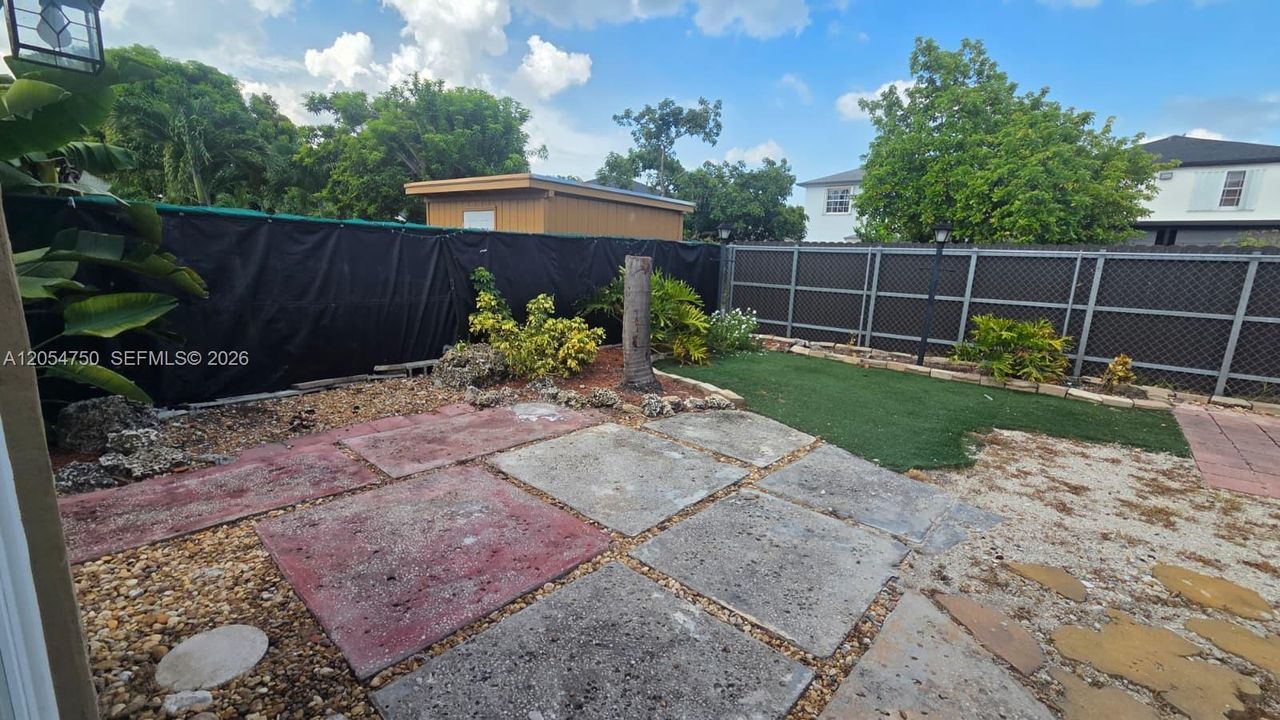 For Rent: $3,600 (5 beds, 3 baths, 1685 Square Feet)