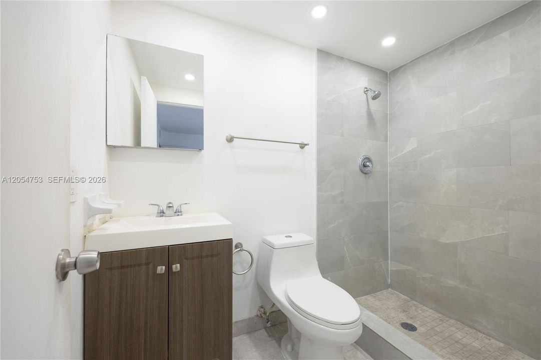 На продажу: $295,000 (2 спален, 2 ванн, 1415 Квадратных фут)