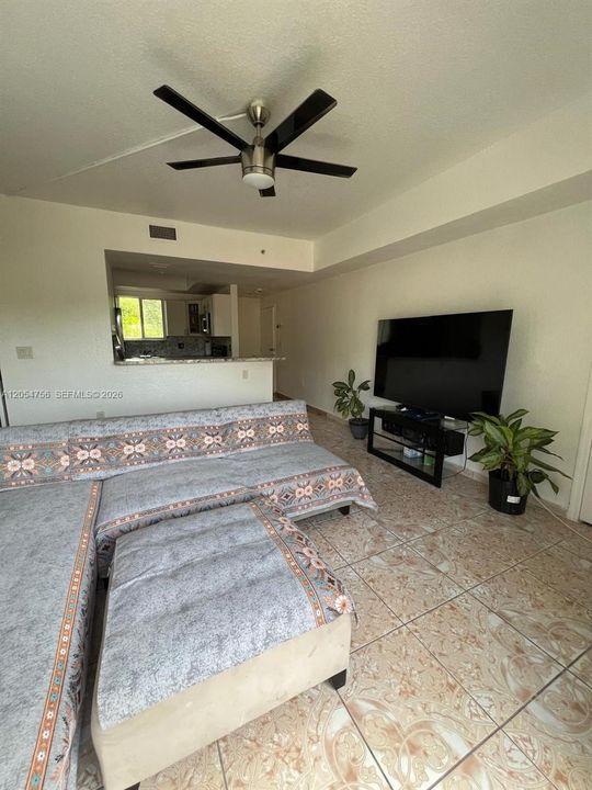 For Sale: $199,000 (2 beds, 2 baths, 940 Square Feet)