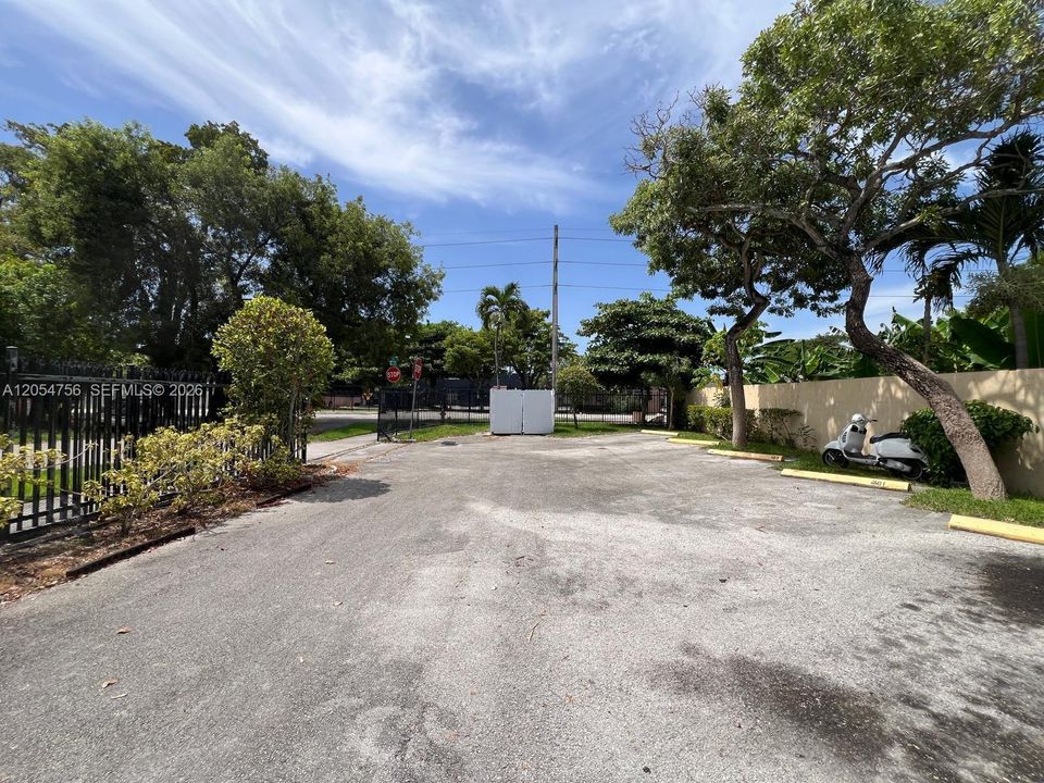 For Sale: $199,000 (2 beds, 2 baths, 940 Square Feet)