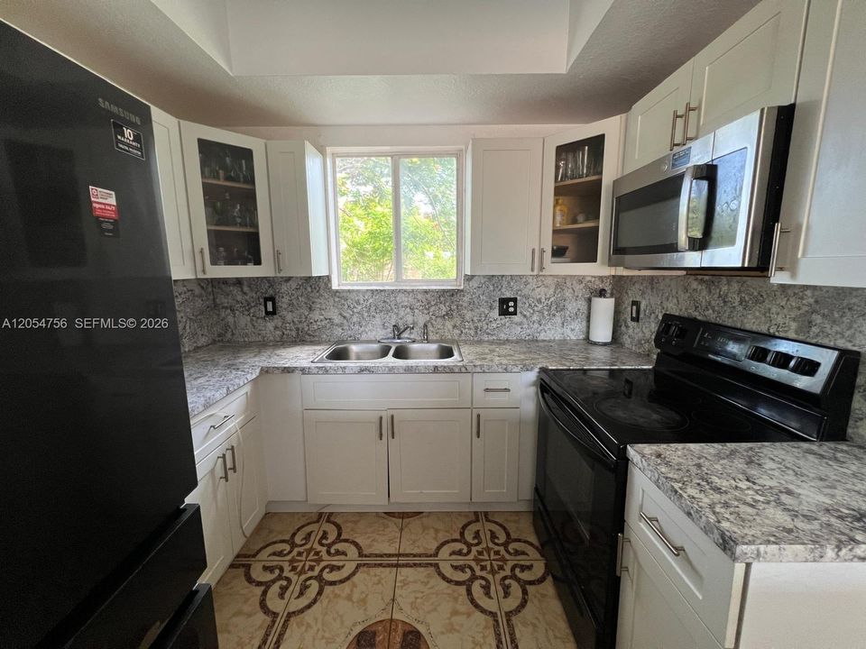 For Sale: $199,000 (2 beds, 2 baths, 940 Square Feet)