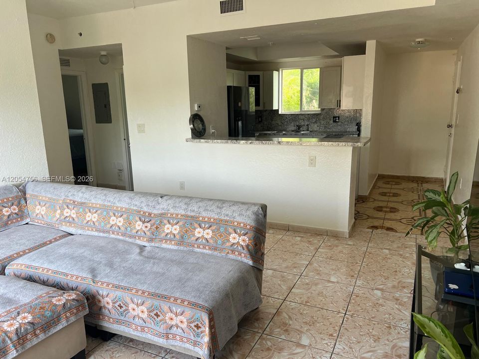 For Sale: $199,000 (2 beds, 2 baths, 940 Square Feet)