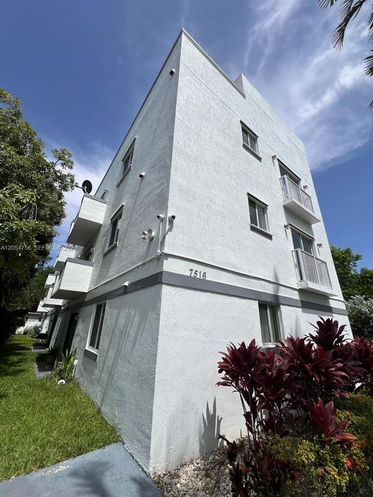 For Sale: $199,000 (2 beds, 2 baths, 940 Square Feet)
