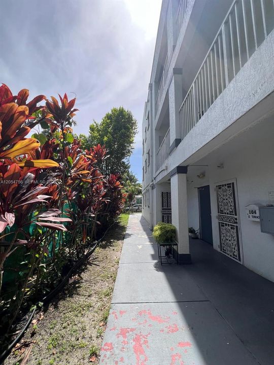 For Sale: $199,000 (2 beds, 2 baths, 940 Square Feet)