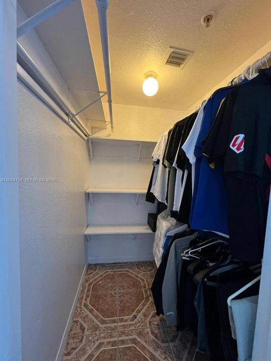 For Sale: $199,000 (2 beds, 2 baths, 940 Square Feet)