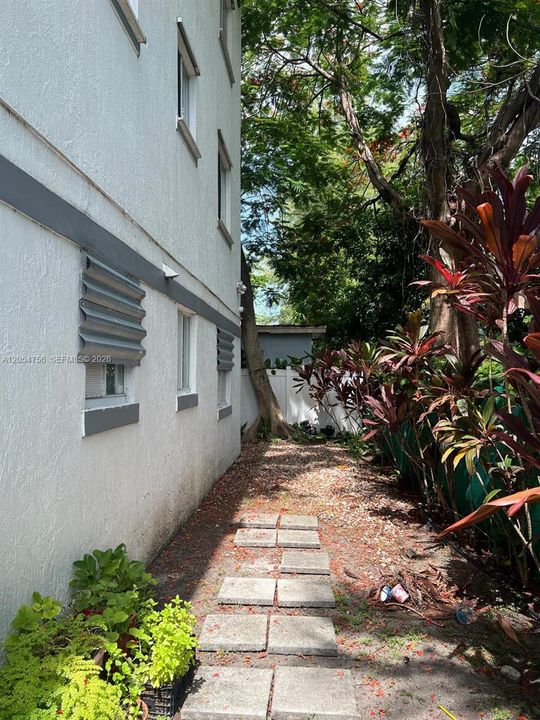 For Sale: $199,000 (2 beds, 2 baths, 940 Square Feet)