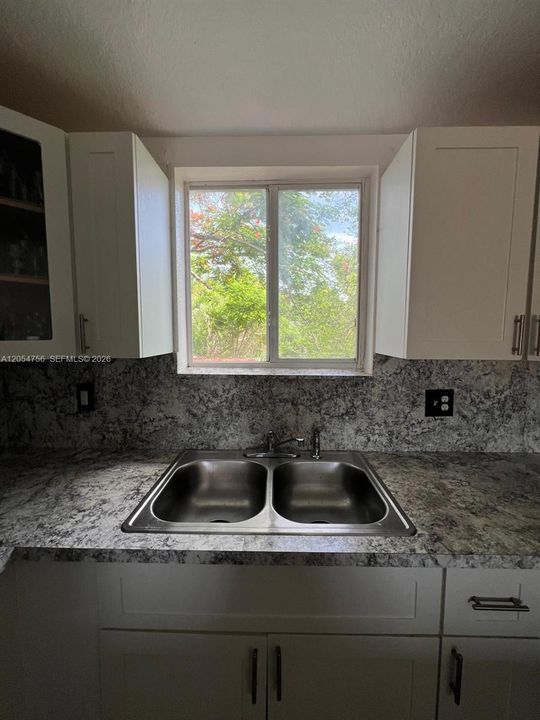 For Sale: $199,000 (2 beds, 2 baths, 940 Square Feet)
