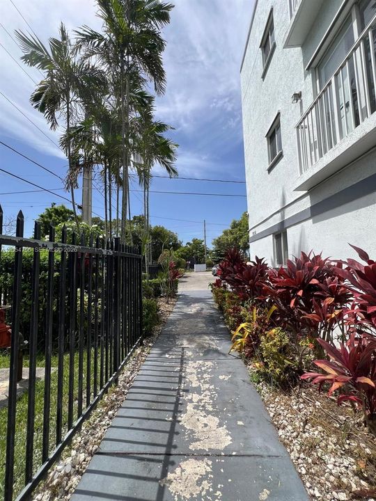 For Sale: $199,000 (2 beds, 2 baths, 940 Square Feet)