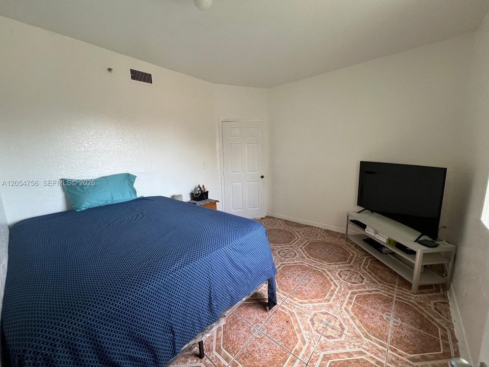 For Sale: $199,000 (2 beds, 2 baths, 940 Square Feet)