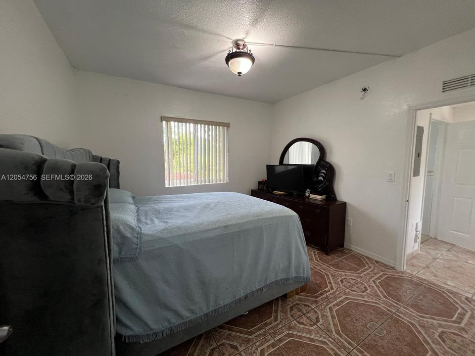 For Sale: $199,000 (2 beds, 2 baths, 940 Square Feet)