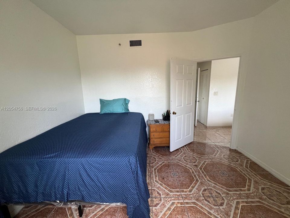 For Sale: $199,000 (2 beds, 2 baths, 940 Square Feet)