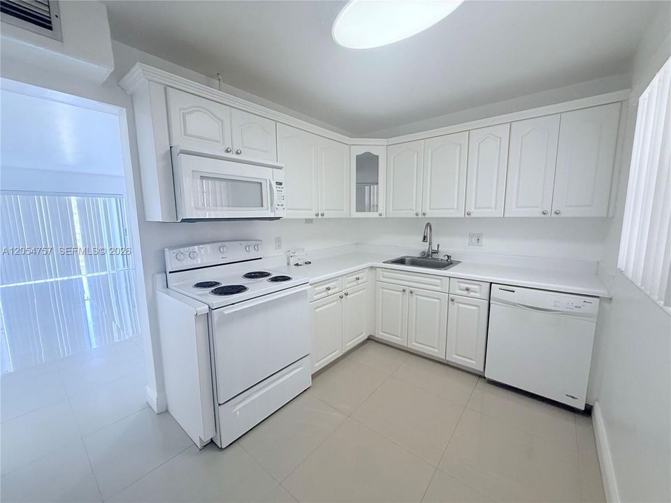 For Rent: $1,950 (1 beds, 1 baths, 715 Square Feet)