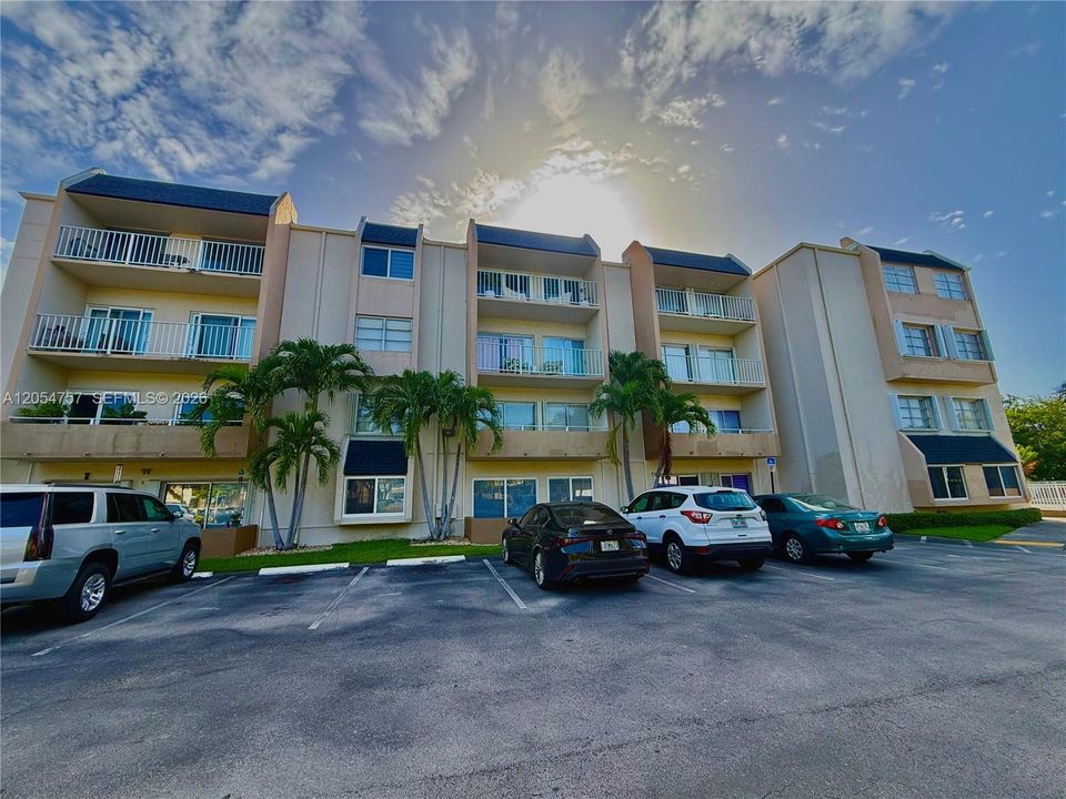 For Rent: $1,950 (1 beds, 1 baths, 715 Square Feet)