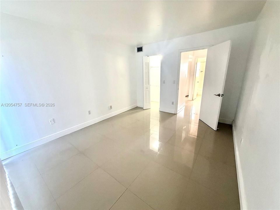 For Rent: $1,950 (1 beds, 1 baths, 715 Square Feet)