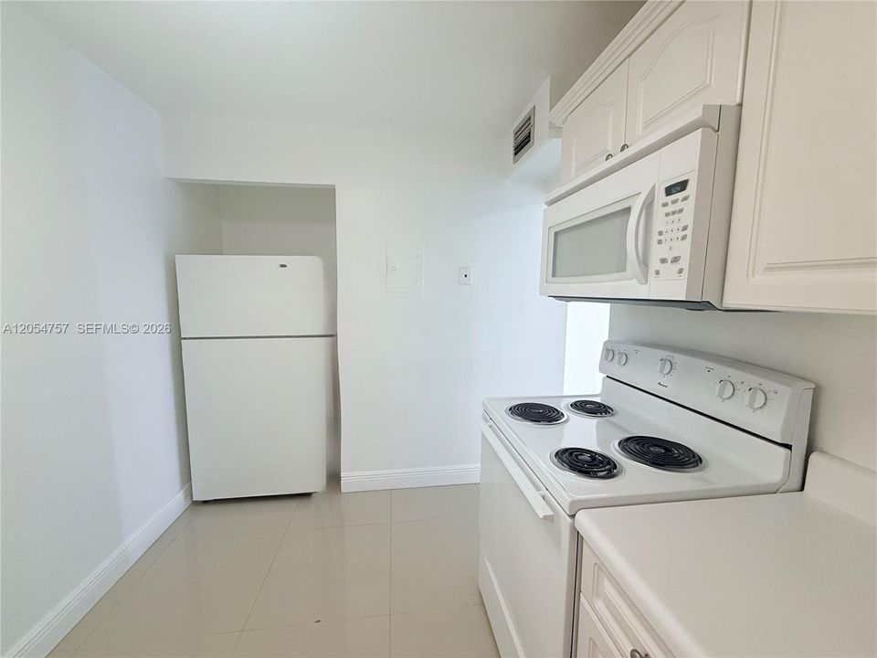 For Rent: $1,950 (1 beds, 1 baths, 715 Square Feet)