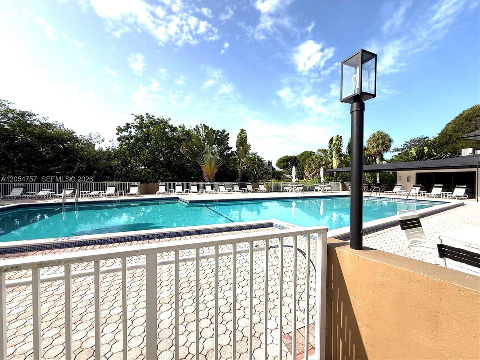 For Rent: $1,950 (1 beds, 1 baths, 715 Square Feet)