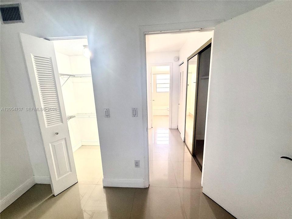 For Rent: $1,950 (1 beds, 1 baths, 715 Square Feet)