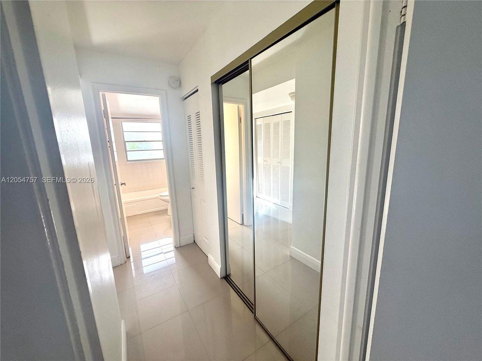 For Rent: $1,950 (1 beds, 1 baths, 715 Square Feet)