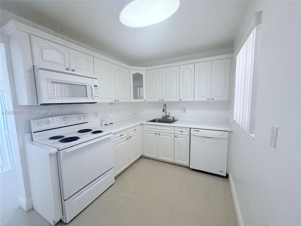 For Rent: $1,950 (1 beds, 1 baths, 715 Square Feet)