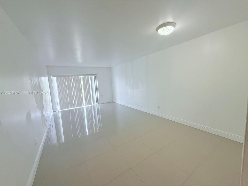 For Rent: $1,950 (1 beds, 1 baths, 715 Square Feet)