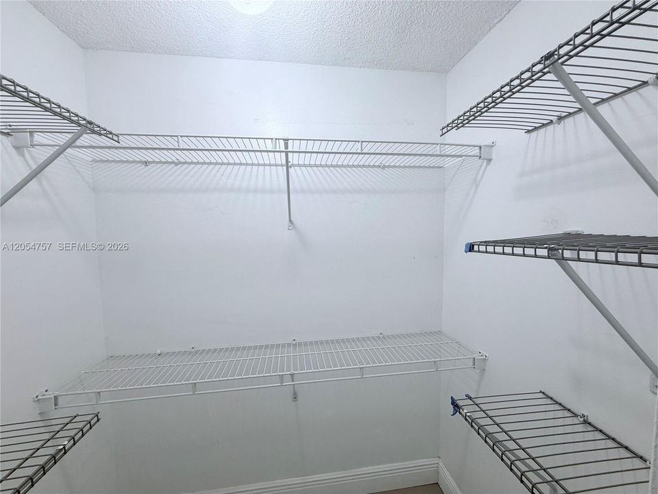 For Rent: $1,950 (1 beds, 1 baths, 715 Square Feet)