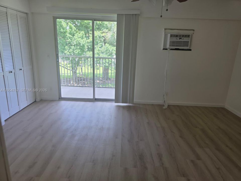 For Rent: $1,750 (1 beds, 1 baths, 811 Square Feet)