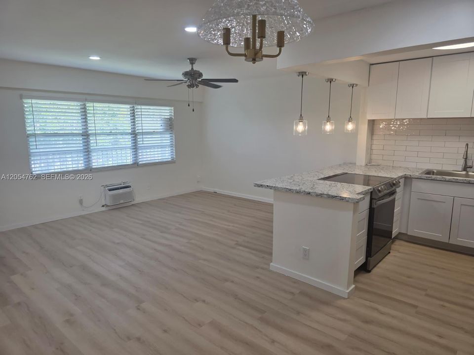 For Rent: $1,750 (1 beds, 1 baths, 811 Square Feet)