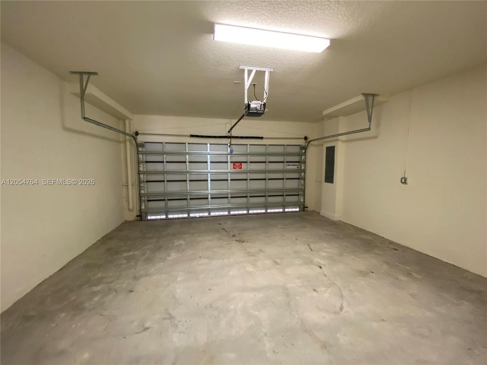 Activo con contrato: $4,400 (3 camas, 2 baños, 1570 Pies cuadrados)