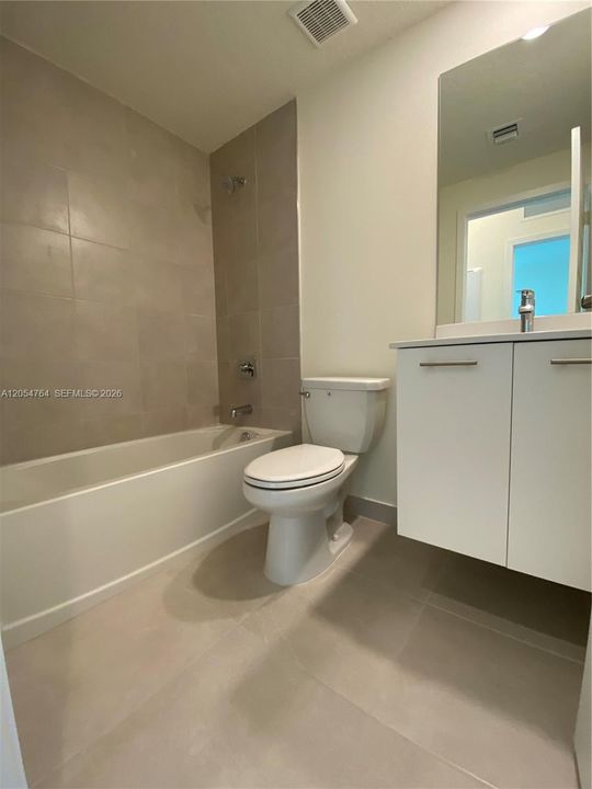 Activo con contrato: $4,400 (3 camas, 2 baños, 1570 Pies cuadrados)