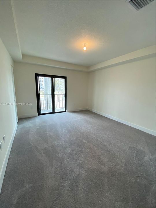 Activo con contrato: $4,400 (3 camas, 2 baños, 1570 Pies cuadrados)